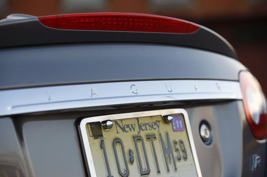  Jaguar XKR Convertible 2011 года  (фото 26 из 42)
